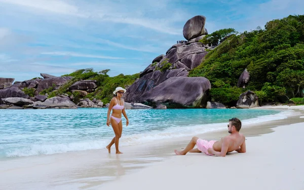 一对恋人躺在泰国南部热带相似群岛的海滩上 相似海滩上的男人和女人 — 图库照片
