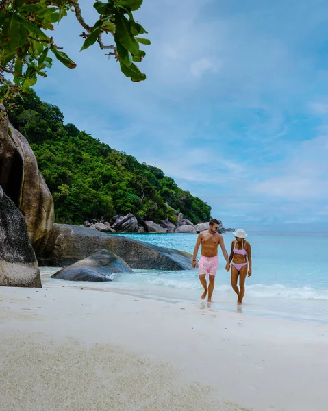 Пара Прогулок Пляжу Тропических Аналогичных Островах Южном Таиланде Мужчины Женщины — стоковое фото