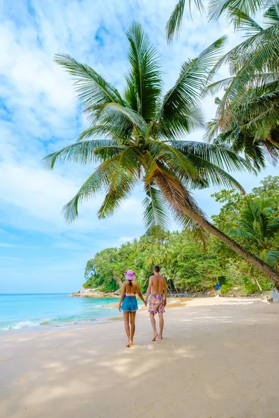 Couple Men Women Walking White Tropical Beach Palm Trees Phuket — Stock Photo, Image