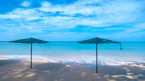 Güneşli Bir Günde Phuket Tayland Palmiye Ağaçları Plaj Sandalyeleriyle Sörf — Stok fotoğraf