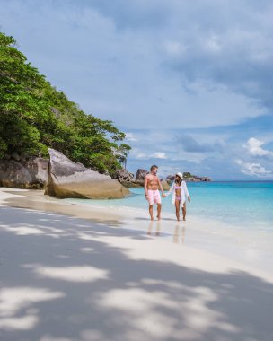 Güney Tayland 'daki tropik Similan Adaları' na tekne gezisine giden bir çift. Erkekler ve kadınlar Similan sahilinde.