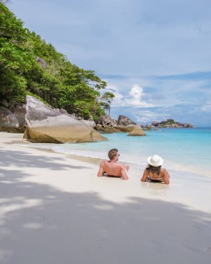 Güney Tayland 'daki tropik Similan Adaları' na tekne gezisine giden bir çift. Similan Adaları sahilindeki kadın ve erkekler