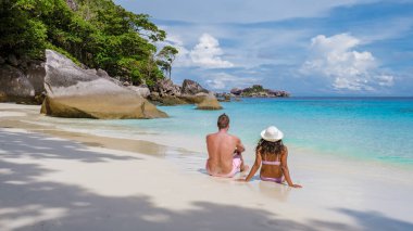Güney Tayland 'daki tropik Similan Adaları' na tekne gezisine giden bir çift. Erkekler ve kadınlar Similan sahilinde.