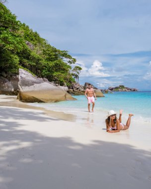 Güney Tayland 'daki tropikal Similan Adaları' ndaki plajda bir çift. Erkekler ve kadınlar Similan sahilinde.