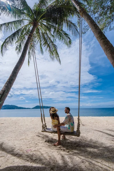 Couple Swing Beach Palm Trees Phuket Thailand Men Women Swing — Stock Photo, Image