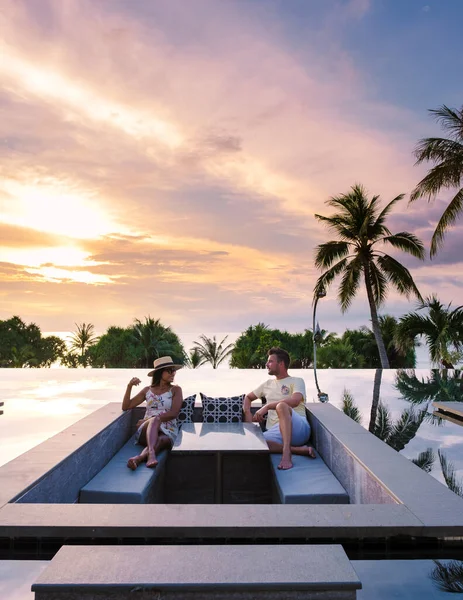 Para Oglądająca Zachód Słońca Basenie Infinity Luksusowych Wakacjach Tajlandii Mężczyzna — Zdjęcie stockowe