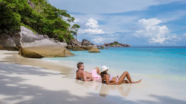 一对夫妇乘船前往泰国南部的热带相似群岛 相似海滩上的男人和女人 — 图库照片