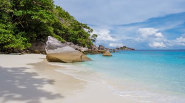 Tayland 'ın Similan Adaları' nın beyaz tropikal plajı. Turkuaz renkli okyanusları var.