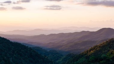 Kuzey Tayland Chiang Mai dağlarında gün batımı. Dağlarda güzel bir gün batımı. 
