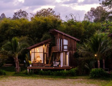 Kuzey Tayland Nan Eyaleti 'ndeki İskandinav tarzı kır evi Tayland' daki pirinç tarlalarına bakıyor, yeşil pirinç tarlalarına.. 