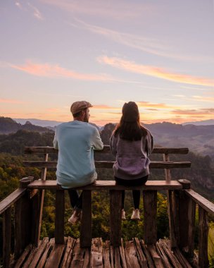 Tayland 'daki Mae Hong Son dağlarında güneşin doğuşunu izleyen çift, Ban Jabo Erişte evi, Pha Mok Baan Jabo, Sabah Sisi Phu Pha Mok Baan Jabo
