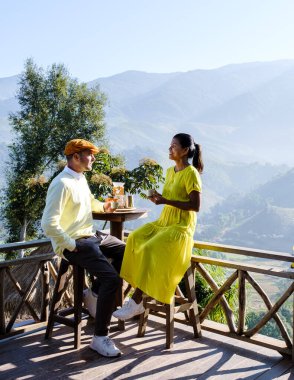 Kuzey Tayland Nan Bölgesi 'nde tatil için dağlarda kahve içen bir çift erkek ve kadın Sapan Vadisi' ni ziyaret ediyor.
