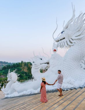 Bir çift Wat Huay Pla Kang Chiang Rai Tayland 'ı ziyaret eder, Wat Hua Pla Kang Chiang Rai' nin en etkileyici tapınaklarından biridir.