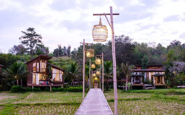 Kuzey Tayland Nan Eyaleti 'ndeki İskandinav tarzı kır evi Tayland' daki pirinç tarlalarına bakıyor, yeşil pirinç tarlalarına.. 