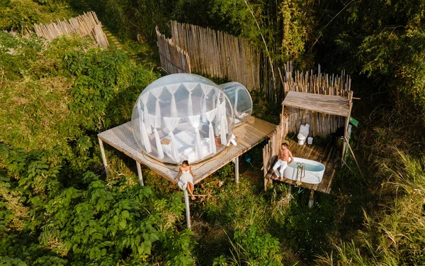 在丛林的热带雨林里 男人和女人在一个有按摩浴缸的帐篷里结为夫妻 奢华的釉料 — 图库照片