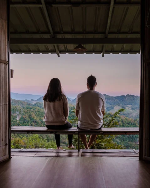 Tayland 'daki Mae Hong Son dağlarında güneşin doğuşunu izleyen çift, Ban Jabo Erişte evi, Pha Mok Baan Jabo, Sabah Sisi Phu Pha Mok Baan Jabo