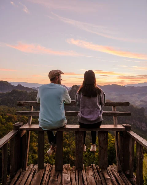 Tayland 'daki Mae Hong Son dağlarında güneşin doğuşunu izleyen çift, Ban Jabo Erişte evi, Pha Mok Baan Jabo, Sabah Sisi Phu Pha Mok Baan Jabo
