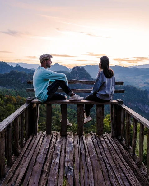Couple Watching Sunrise Mae Hong Son Mountains Thailand Ban Jabo —  Fotos de Stock