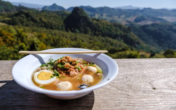 北タイの山の中にある麺スープ 番長房麺屋は視点で有名です — ストック写真