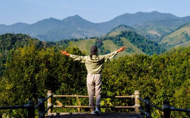 Kuzey Tayland Nan Sapan vadisine bakan elleri havada Asyalı kadınlar.. 