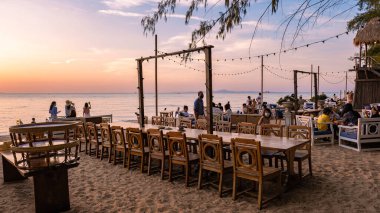 Na Jomtien Sahili Pattaya Tayland Aralık 2021, Pattaya Najomtien 'de gün batımında beyaz tropikal plaj Glasshouse' un ünlü restoranında.