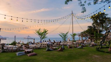 Pattaya Tayland Aralık 2022, Pattaya Tayland 'da günbatımında Oxygen Sahili vahası kafe restoranı manzaralı..