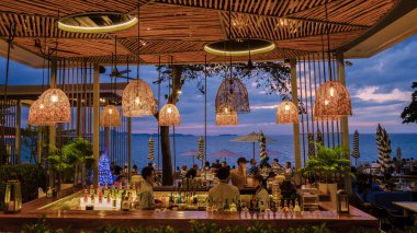 Pattaya Tayland Aralık 2022, Pattaya Tayland 'daki Gökyüzü Galerisi Restoranı. Gün batımında, gece ışıkları olan insanlarla birlikte..