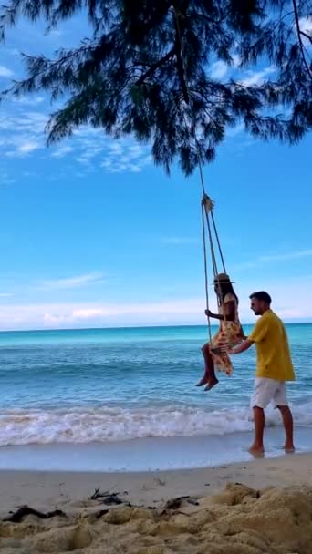 Пара Мужчин Женщин Качелях Пляже Острова Куд Таиланде — стоковое видео