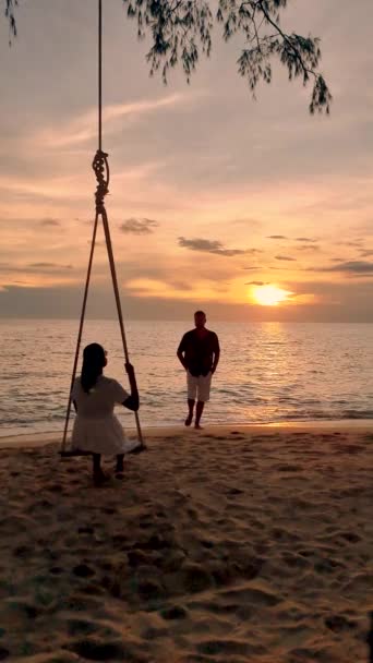 Couple Men Women Swing Beach Koh Kood Sunset Thailand — Stok video