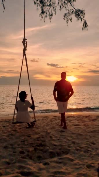 Couple Men Women Swing Beach Koh Kood Sunset Thailand — Stok video