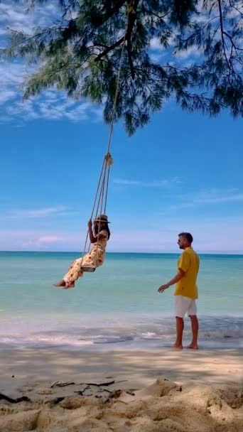 Couple Men Women Playing Swing Beach Koh Kood Thailand — Stockvideo