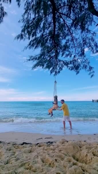 Couple Men Women Playing Swing Beach Koh Kood Thailand — Stok video