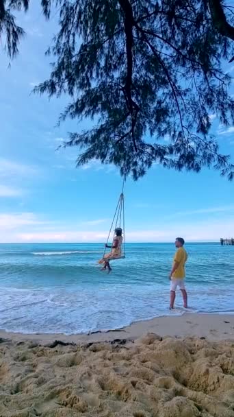 Пара Мужчин Женщин Играют Качелях Пляже Куд Таиланде — стоковое видео