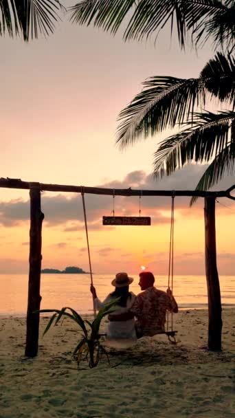 Couple Men Women Swing Beach Koh Chang Island Thailand Sunset — Vídeo de Stock