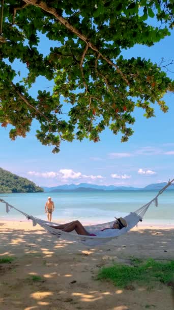 Par Menn Kvinner Hengekøye Stranden Ved Koh Mak Island Thailand – stockvideo
