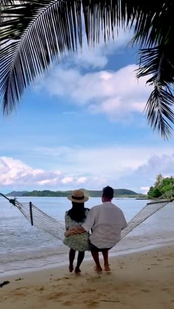 Пара Мужчин Женщин Гамаке Пляже Острова Мак Таиланде — стоковое видео