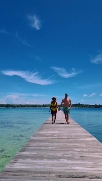 一对男女情侣正在前往泰国特拉特的高昌群岛的热带岛屿Koh Kham旅行 — 图库视频影像