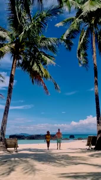 Пара Чоловіків Жінок Подорожують Тропічного Острова Кох Кхам Архіпелазі Кох — стокове відео