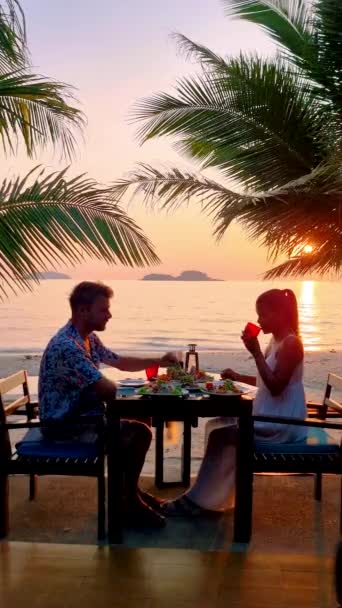 Couple Having Romantic Dinner Beach Koh Chang Thailand Sunset Romantic — Wideo stockowe