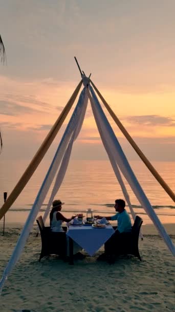Couple Having Romantic Dinner Beach Koh Chang Thailand Sunset Romantic — Video Stock