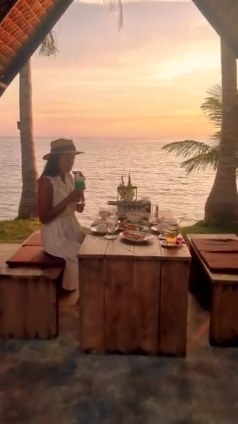 Азійські Тайські Жінки Вечеряють Пляжі Кох Мак Таїланді Під Час — стокове відео