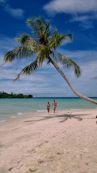 Пара Тропическом Пляже Время Отдыха Острове Куд Таиланде Мужчины Женщины — стоковое видео