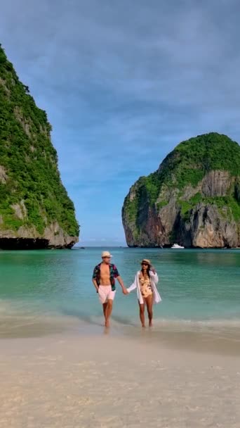 Couple Men Women Hat Walking Beach Maya Bay Tropical Island — Stockvideo