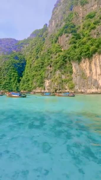 ロングテールボートとピピ島のピラグーン熱帯島の緑のタークスラグーンタイ — ストック動画