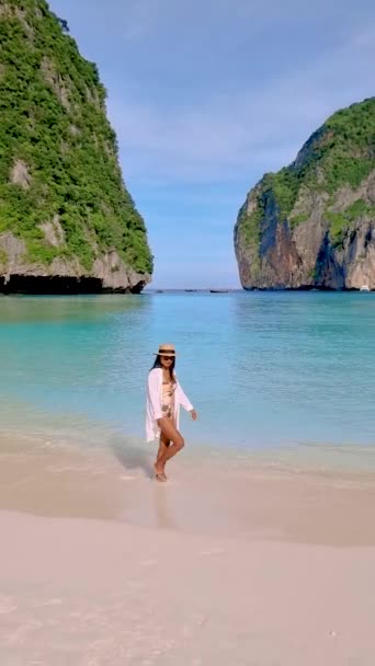 Asian Thai Women Walking Beach Tropical Island Koh Phi Phi — Wideo stockowe