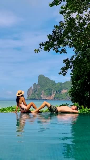 Couple Infinity Pool Koh Phi Phi Thailand Men Women Relaxing — Wideo stockowe