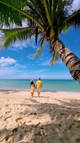 Couple Tropical Beach Vacation Island Koh Kood Thailand Men Women — Vídeos de Stock