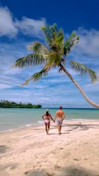 タイのコ コッド島での休暇中に熱帯のビーチでカップル 白いビーチで男性と女性 — ストック動画