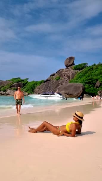 Couple White Men Asian Women Relaxing Beach Tropical Island Similan — Vídeo de stock