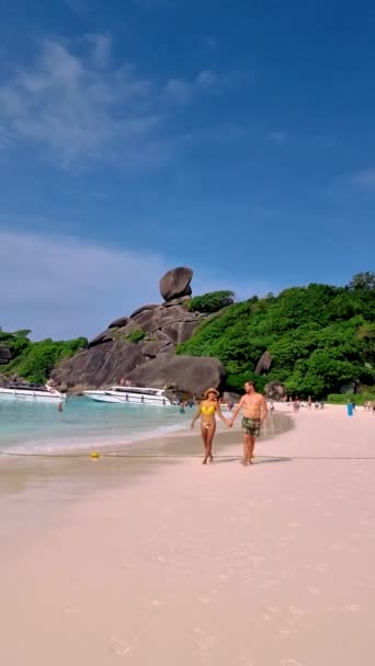 一对夫妇的高加索男人和亚洲女人在泰国南部的热带岛屿相似的海滩上放松 — 图库视频影像